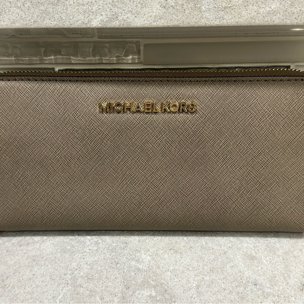 Michael Kors Jet Set Travel Wallet